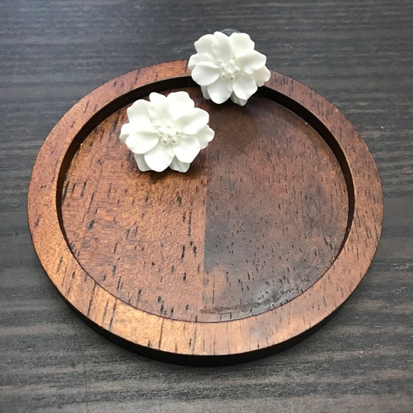 NEW!๐๐BIG BEAUTIFUL WHITE FLOWER ๐บEARRINGS!๐๐ - Picture 4 of 8